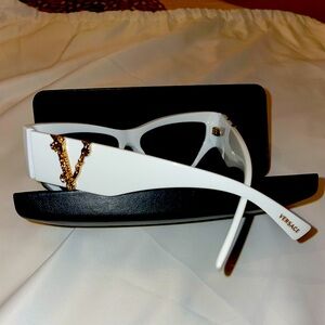 Versace Sunglasses Versace Virtus Cat-Eye White
Case included